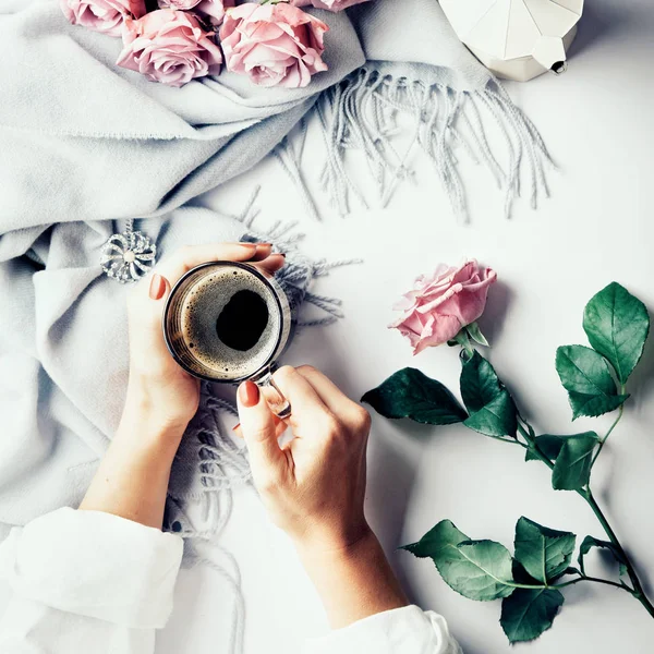 Tomando un descanso: manos femeninas sosteniendo la taza de café, visión general —  Fotos de Stock