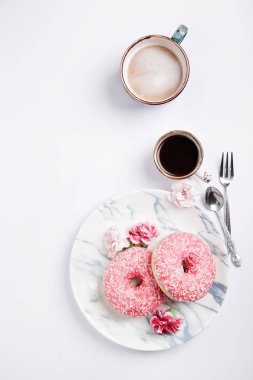 İki bardak kahve - espresso ve cappuccino ile iki taze çörek
