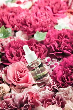 Cilt bakım ürün - serum - taze çiçeklerle ayarla