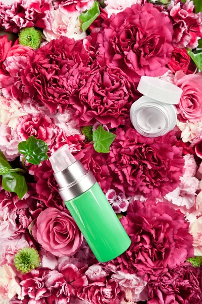 Skincare producten - crème en serum - set met verse bloemen — Stockfoto