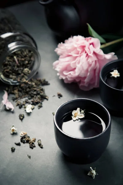 Két csésze Zöld jázmin tea-set a pünkösdi rózsa, közelkép, lövés — Stock Fotó
