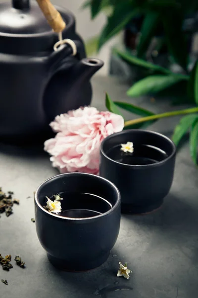 Duas xícaras de chá de jasmim verde com peônias, tiro de close-up — Fotografia de Stock