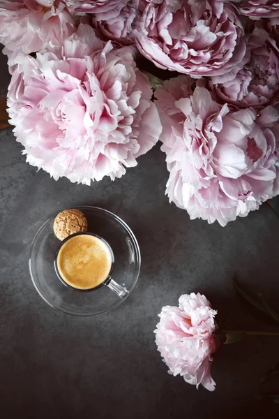 Coupe d'expresso avec pivoines, vue d'ensemble avec copyspace — Photo