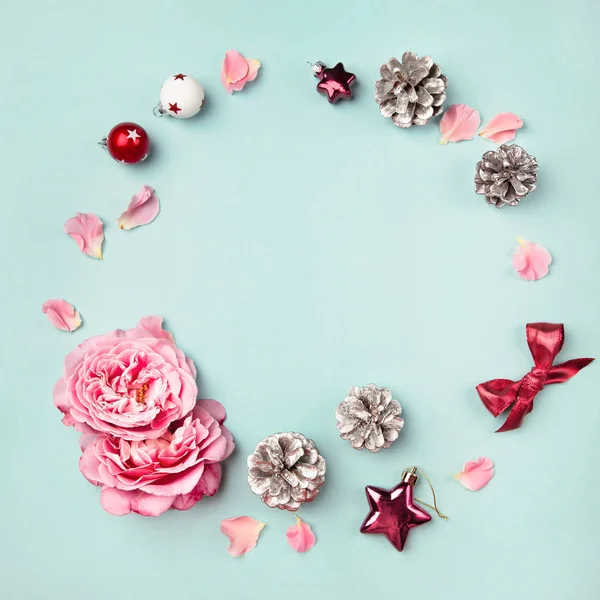 Set addobbi natalizi con rose, piatta con spazio copia — Foto Stock