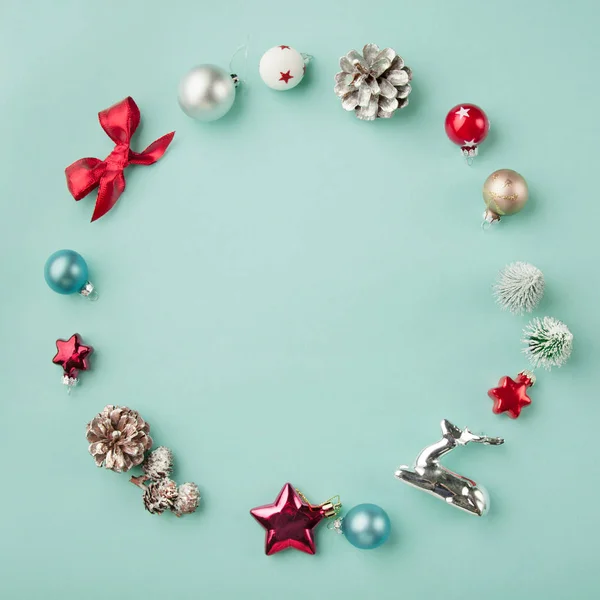 Circle frame of Christmas decorations on pale blue background, f — Stock Photo, Image