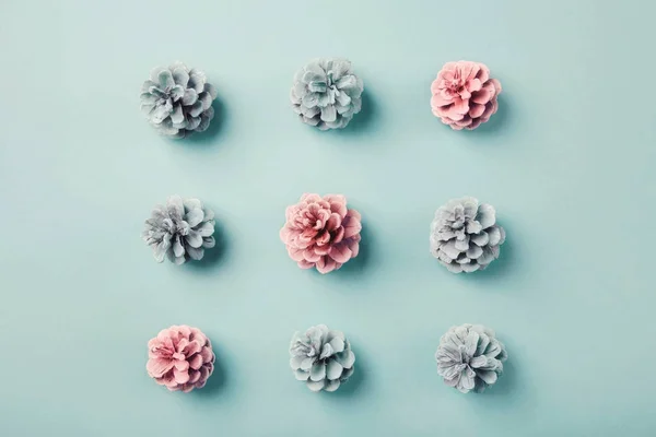 Игра крестики-нолики представлена розовыми и синими шишками сосны — стоковое фото