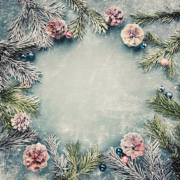 Marco del círculo de conos de pino decorativos de Navidad, flatlay creativo — Foto de Stock