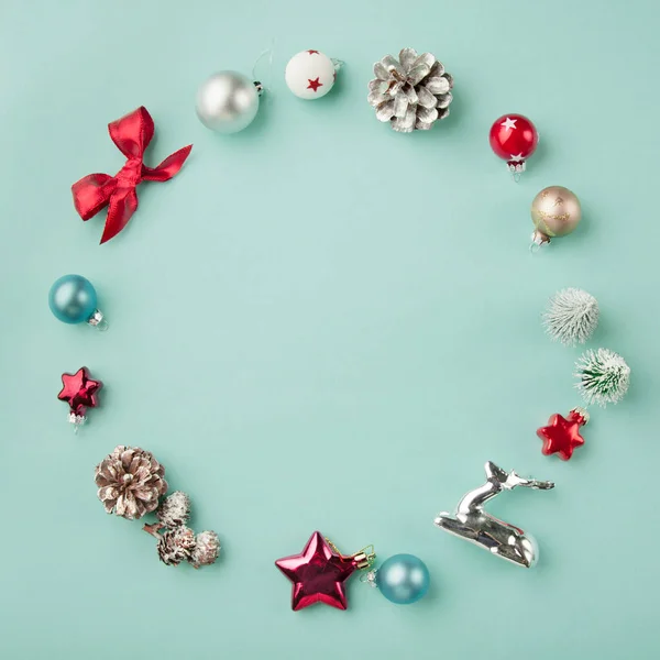 Karácsonyi díszek, halvány kék alapon kör keretén f Jogdíjmentes Stock Fotók
