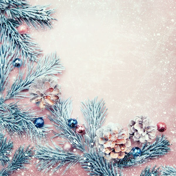 Keret a karácsonyi dekoratív fenyőtobozok, kreatív flatlay Stock Kép