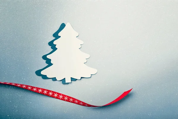 Xmas ağacı kağıt kesme ile Noel tebrik kartı arka plan — Stok fotoğraf