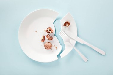 Bıçak ve çatal, bir somun blu üzerinde kesmek için girişim kırık tabak