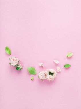 Pembe güller ve yeşil yaprakları, basit birleşim ile Flatlay kare