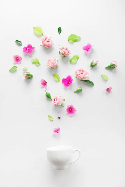Spring flowers - roses and violets - bursting out espreso cup — Stock Photo, Image