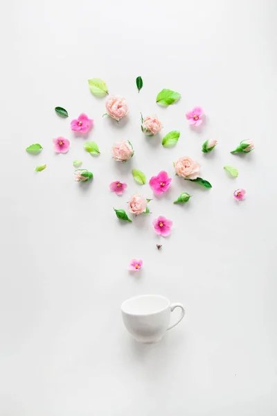 Frühlingsblumen - Rosen und Veilchen - ausbrechende Espresso-Tasse — Stockfoto