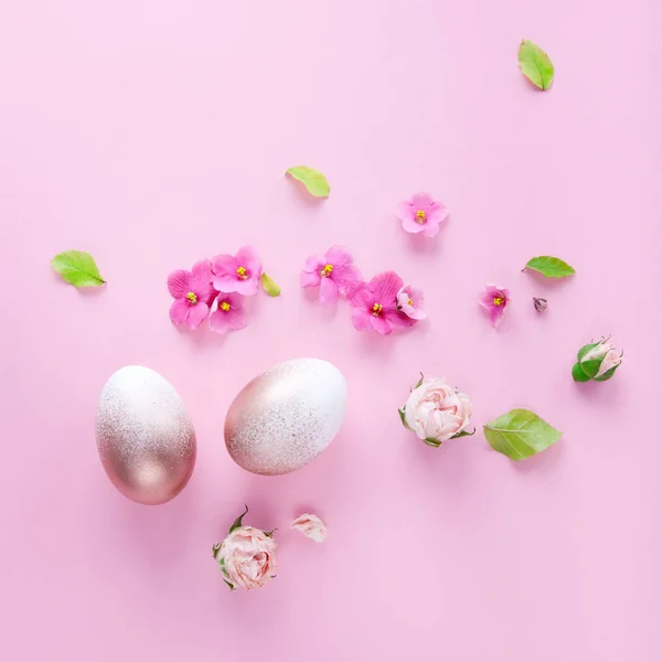 Ovos de Páscoa pintados em ouro, flatlay com flores brilhantes da primavera — Fotografia de Stock