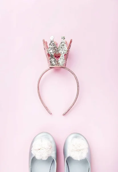 Haarband met een kroon en meisje schoenen, flatlay op roze — Stockfoto