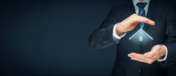 Агент по недвижимости предлагает дом
.