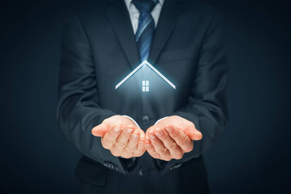 Агент по недвижимости предлагает дом
