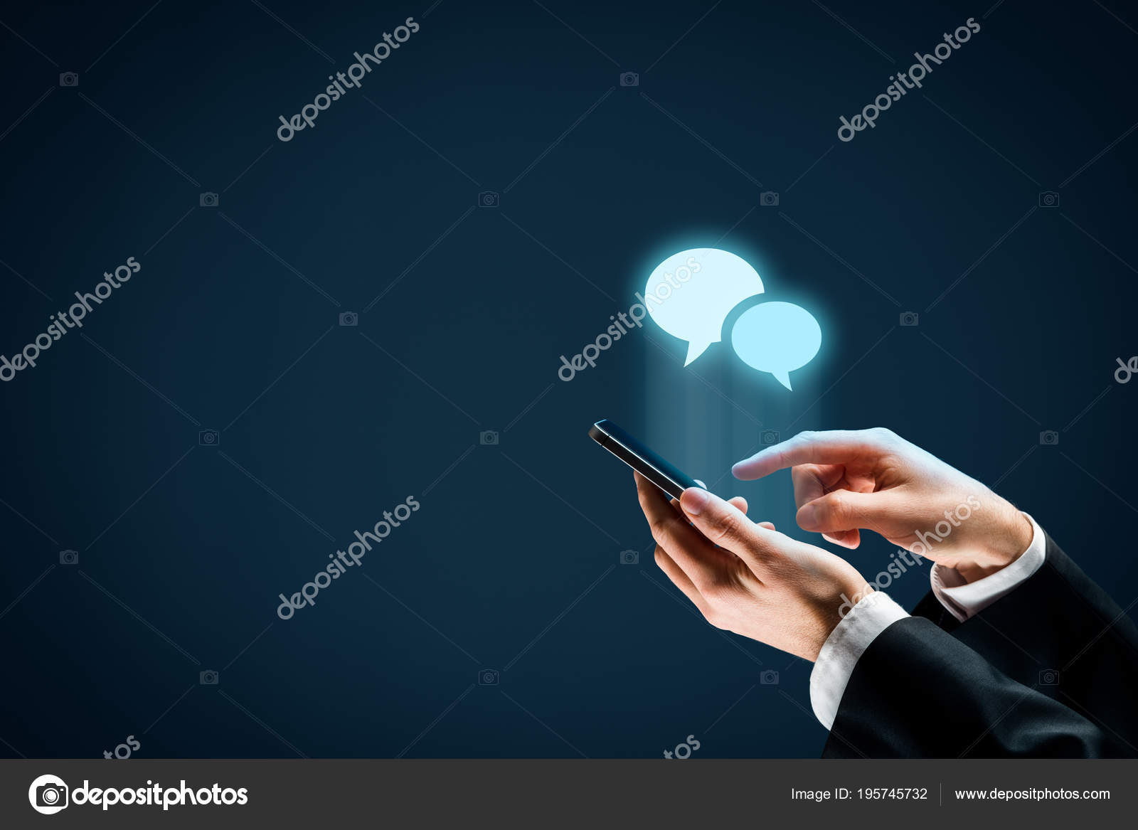 Herunterladen - Kommunizieren (chatten) über Smartphone-Konzept. Handynutzer und Sprechblasen-Symbole. — Stockbild Kommunikation über Smartphone-Konzept — Stockfoto
