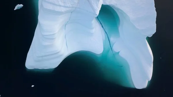 그린란드 빙산가해 양의 눈을 여행하다 — 스톡 사진