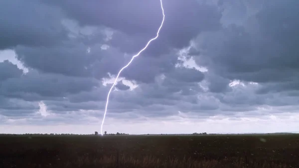 Grande tempestade iluminação céu fundo — Fotografia de Stock