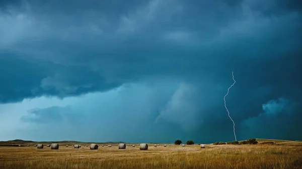 Grande tempestade iluminação céu fundo — Fotografia de Stock