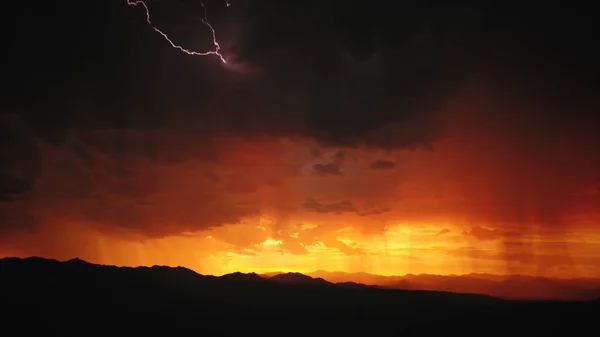 Gran tormenta iluminación cielo fondo —  Fotos de Stock