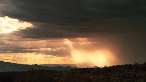 大きな嵐の照明空の背景 — ストック写真
