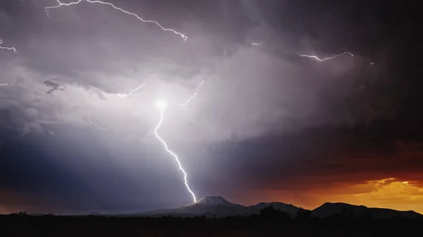 Grande tempestade iluminação céu fundo — Fotografia de Stock