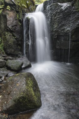 Güzel şelale orman manzara uzun pozlama th akan