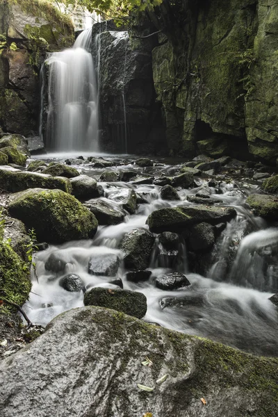 Bella cascata nel paesaggio forestale lunga esposizione che scorre th — Foto Stock