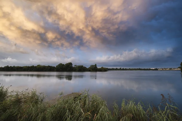 Göl manzara üzerinde çarpıcı dramatik mammatus bulutlar oluşumu — Stok fotoğraf