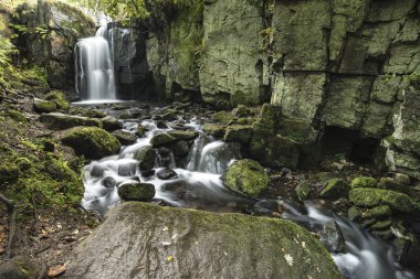 Güzel şelale orman manzara uzun pozlama th akan