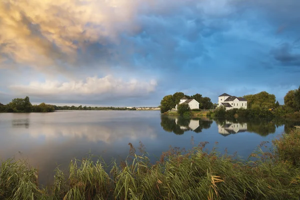 Piękny mammatus chmury tworząc jezioro krajobraz immediatel — Zdjęcie stockowe