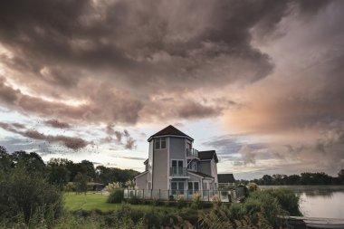 Göl manzara immediat üzerinde güzel dramatik bulutlar oluşumu