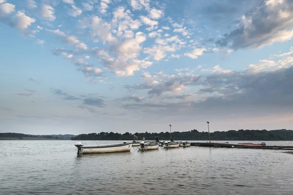 Verão susnet paisagem imagem sobre reservatório com barcos de lazer — Fotografia de Stock