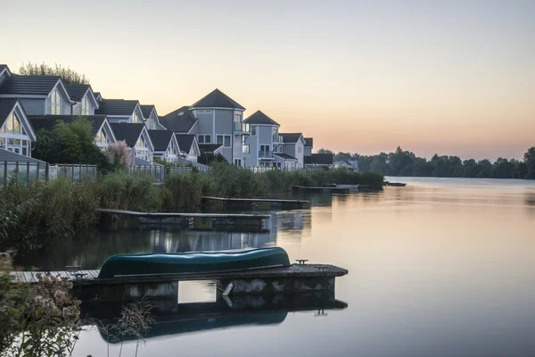 Fantastisk dawn landskapet bilden av klar himmel över lugn sjö — Stockfoto