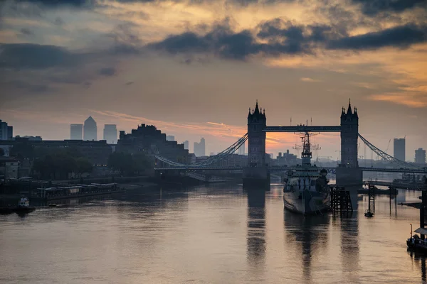 Gouden herfst zonsopgang boven de Tower Bridge in Londen. — Stockfoto