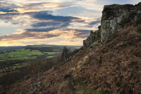 Piękny zachód słońca nad Curbar krawędzi w Parku Narodowego Peak District — Zdjęcie stockowe