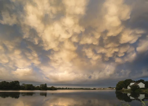 Fantastisk dramatiska mammatus moln bildas över sjön landskap — Stockfoto