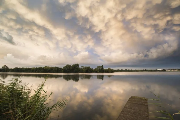 Ohromující formace mraků dramatické mammatus nad jezero krajina — Stock fotografie