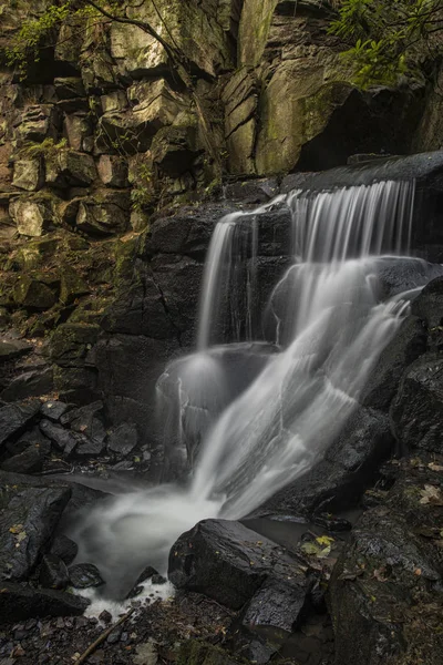 Bella cascata nel paesaggio forestale lunga esposizione che scorre th — Foto Stock