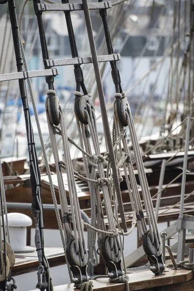 Imagen de estilo vintage de hermosos detalles del barco de vela. Cuerda, casco —  Fotos de Stock