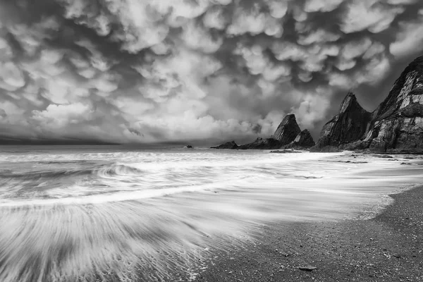 Beuatiful dramatic mammatus storm cloud formations over coastal — Stock Photo, Image