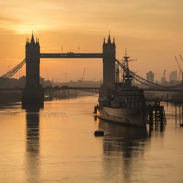Beautiful Autumn Fall  dawn sunrise over River Thames and Tower — Stock Photo, Image