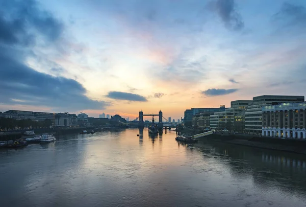 Golden Autumn sunrise over Tower Bridge em Londres . — Fotografia de Stock