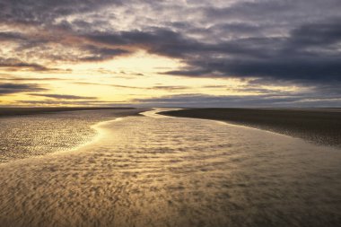 Güzel bir plaj sahil düşük tide manzara görüntü gündoğumu ile