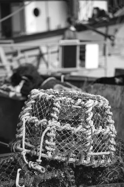 Старый винтажный горшок из веревочного лобстера, используемый в рыбной промышленности — стоковое фото