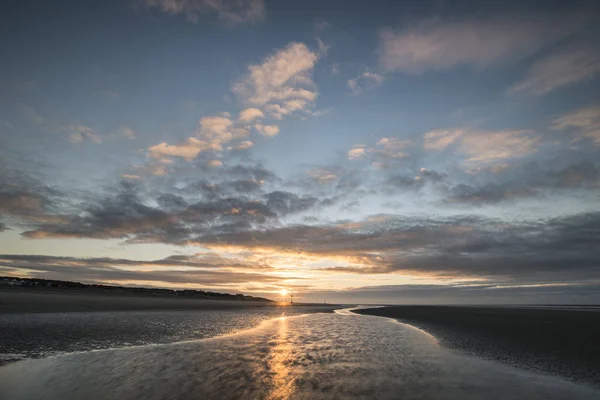 Hermosa playa costera baja marea paisaje imagen al amanecer con — Foto de Stock