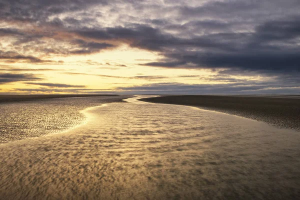 Güzel bir plaj sahil düşük tide manzara görüntü gündoğumu ile